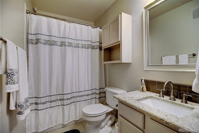 full bathroom featuring tasteful backsplash, visible vents, toilet, vanity, and a shower with curtain