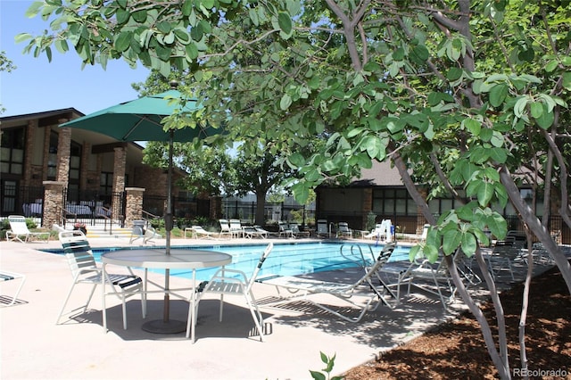 13940 E Linvale Pl, Aurora, CO 80014 - community pool with a patio