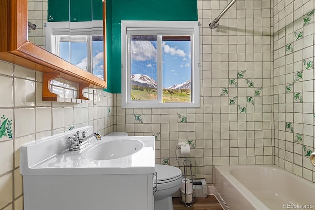 301 Lagoon Ln, Silverthorne, CO 80498 - full bath featuring a bathtub, toilet, vanity, tile walls, and wood finished floors