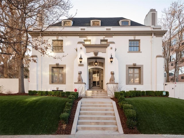 view of front of property featuring a front lawn