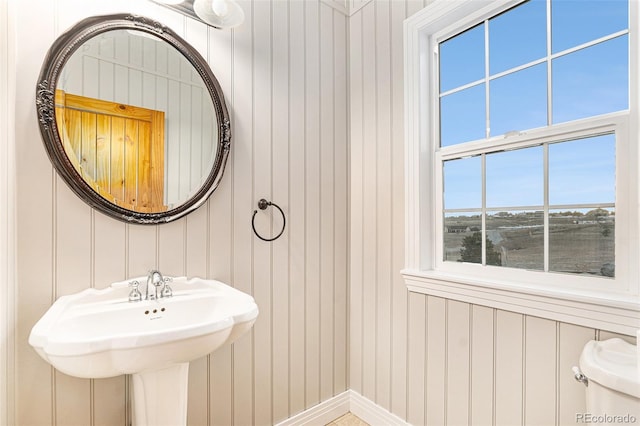 bathroom featuring toilet and sink