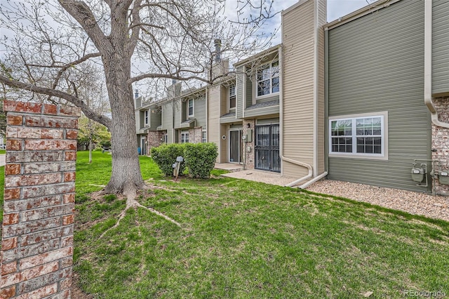 3415 S Ammons St Unit 24-2, Lakewood, CO 80227 - view of green lawn