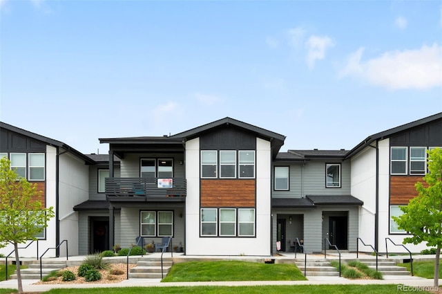 2080 Autumn Moon Dr Unit 5, Windsor, CO 80550 - view of front of house featuring a balcony and a front yard