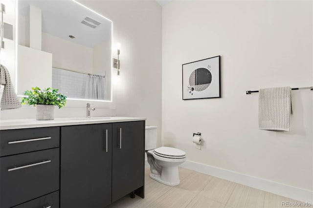 full bath with visible vents, baseboards, toilet, a shower with curtain, and vanity