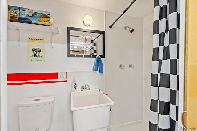 6480 W 60th Ave, Arvada, CO 80003 - full bath featuring curtained shower, toilet, and a sink