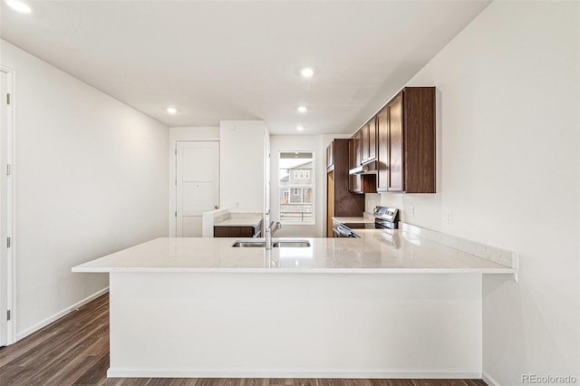 kitchen featuring stainless steel electric stove, dark hardwood / wood-style floors, kitchen peninsula, and sink