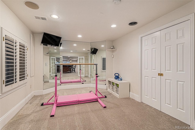 workout area featuring visible vents, recessed lighting, baseboards, and carpet