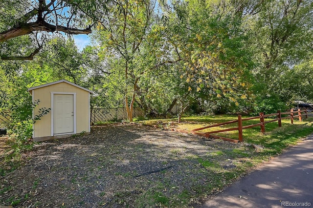 view of yard featuring a storage shed