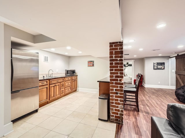 kitchen featuring visible vents, appliances with stainless steel finishes, open floor plan, a sink, and recessed lighting