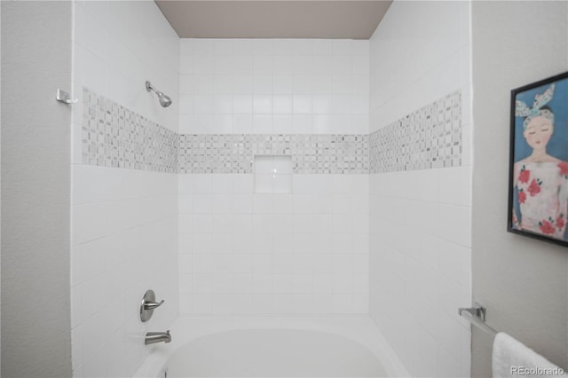 bathroom with tiled shower / bath combo