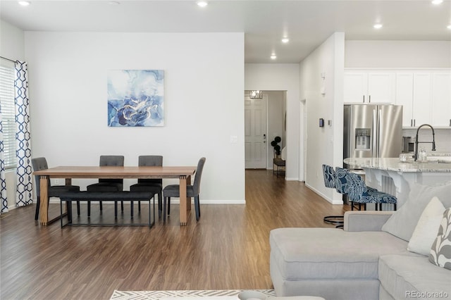 dining area with dark wood-style floors, recessed lighting, and baseboards