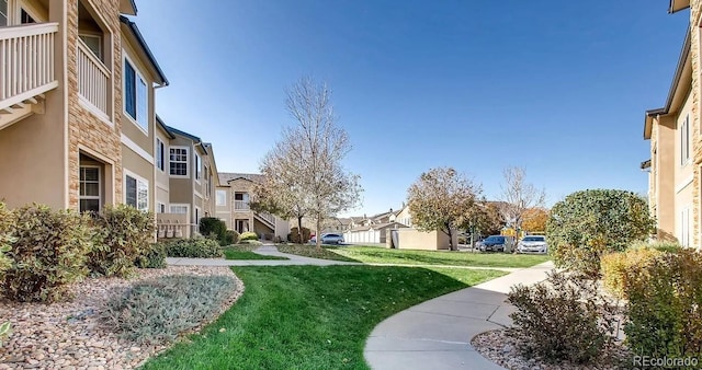 view of property's community featuring a lawn