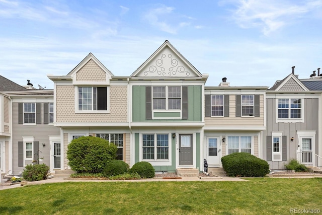 view of front of home featuring entry steps and a front lawn