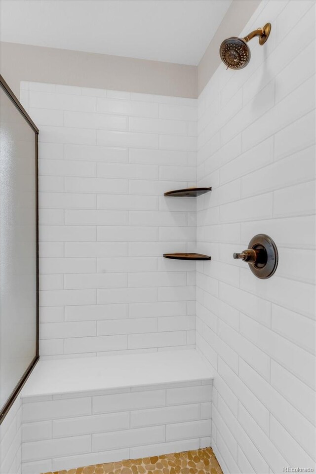 full bathroom featuring a tile shower