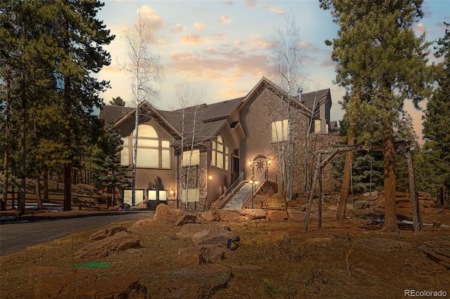 view of front facade featuring stucco siding