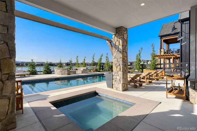 view of pool with an in ground hot tub and a patio area