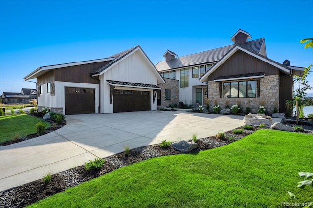 view of front of property featuring a front lawn