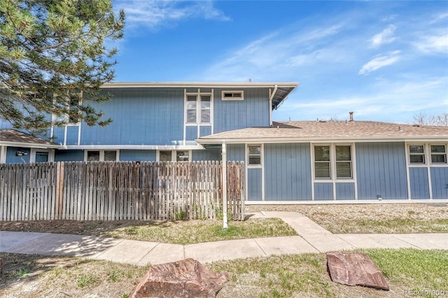 traditional home featuring fence