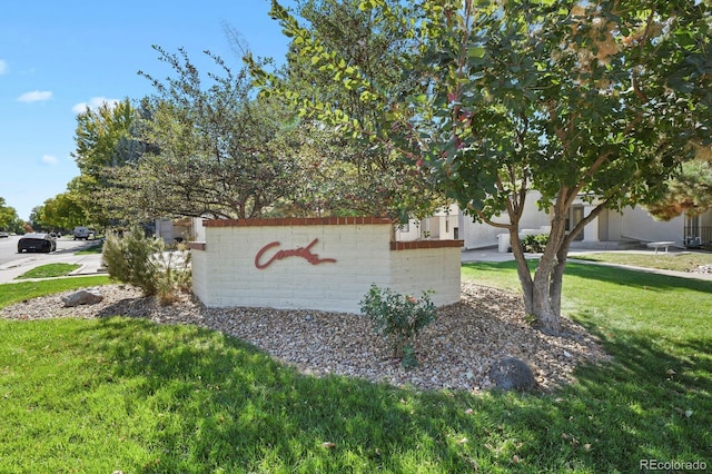 community / neighborhood sign featuring a lawn