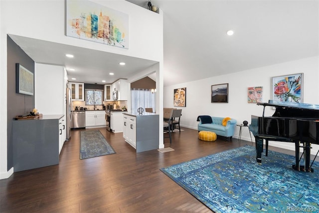 living area featuring recessed lighting, baseboards, and dark wood-style flooring