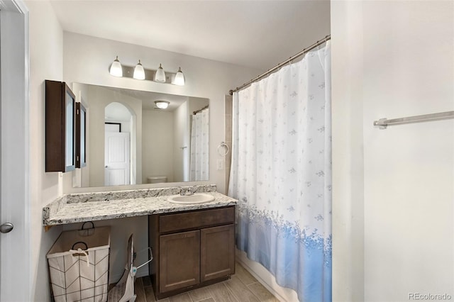 bathroom featuring a shower with curtain and vanity