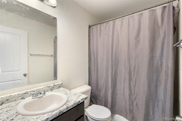 bathroom with a shower with shower curtain, vanity, and toilet