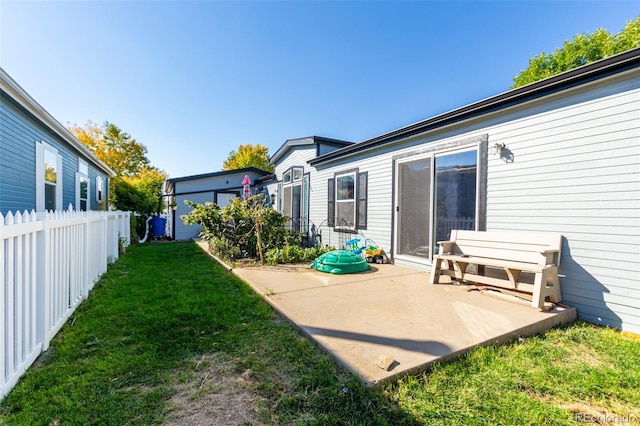 view of yard featuring a patio area