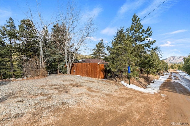 view of yard with fence and a mountain view