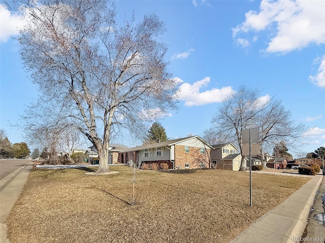 view of front of house featuring a front lawn