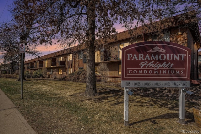 community / neighborhood sign featuring a yard