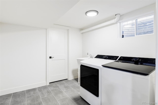 laundry room with laundry area, independent washer and dryer, baseboards, and light tile patterned floors