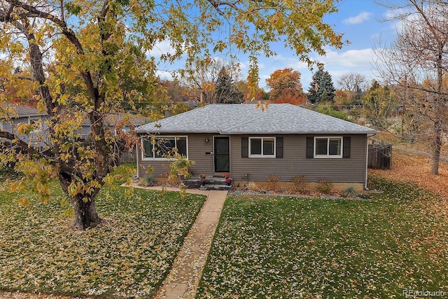 view of front facade featuring a front yard