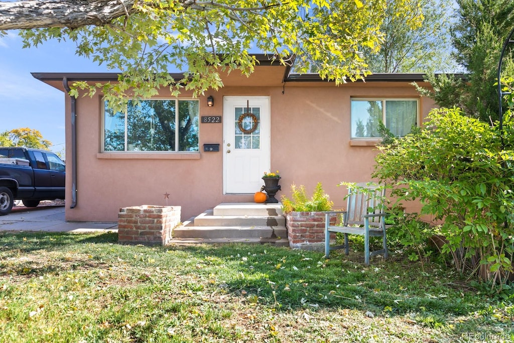 view of front of property featuring a front lawn