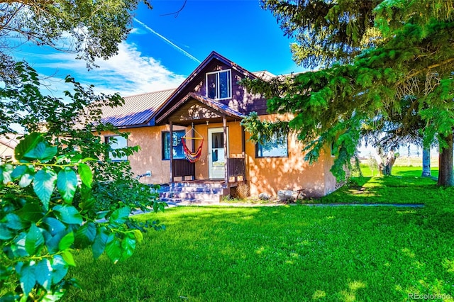 view of front of property featuring a front yard