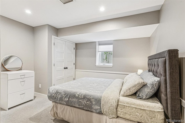 bedroom featuring carpet floors, baseboards, recessed lighting, and visible vents