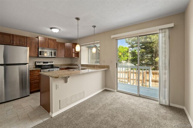 18171 E Arizona Ave Unit B, Aurora, CO 80017 - kitchen with stainless steel appliances, a peninsula, a sink, hanging light fixtures, and baseboards