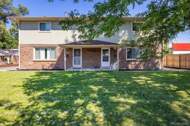 view of front of property with a front yard