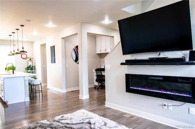 15878 E Broncos Pl, Englewood, CO 80112 - living room featuring wood finished floors, baseboards, recessed lighting, and a glass covered fireplace