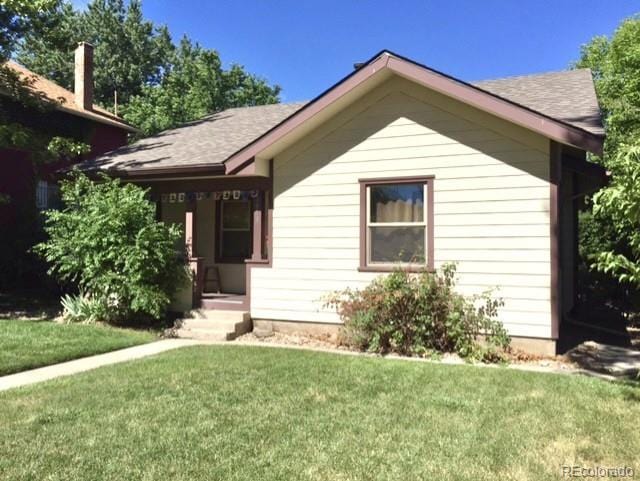 view of front of house featuring a front lawn