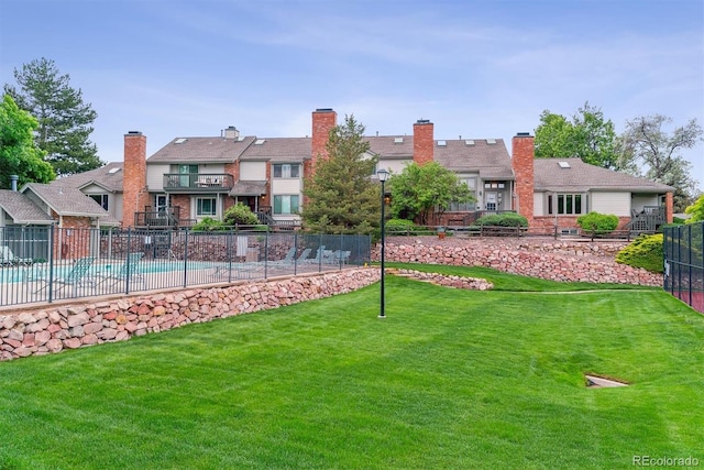 4231 S Fairplay Cir # E, Aurora, CO 80014 - view of yard with a community pool and a residential view