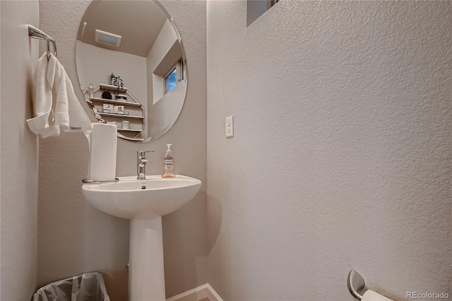 6309 N Hanover St, Denver, CO 80238 - bathroom featuring a textured wall