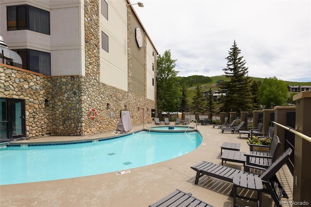 6 Emmons Rd Unit 515, Mount Crested Butte, CO 81225 - community pool with a patio and a hot tub