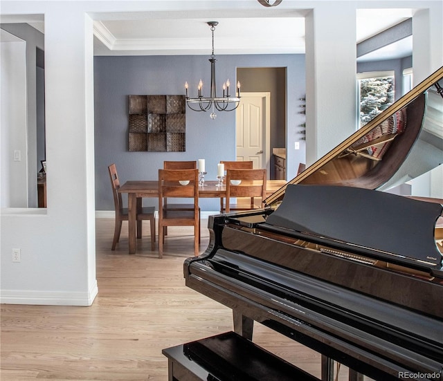 living area featuring a chandelier, crown molding, and light hardwood / wood-style flooring