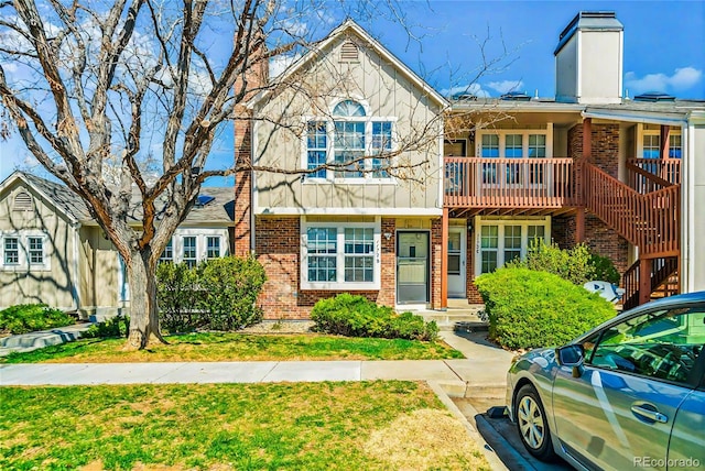 view of front of home with a front lawn