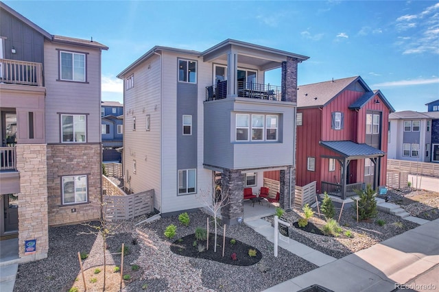 8728 Hotchkiss St, Littleton, CO 80125 - view of front facade featuring a balcony and fence