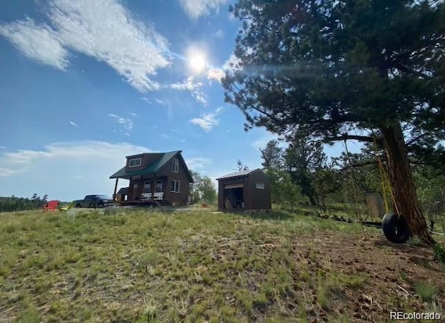 view of yard with a storage shed