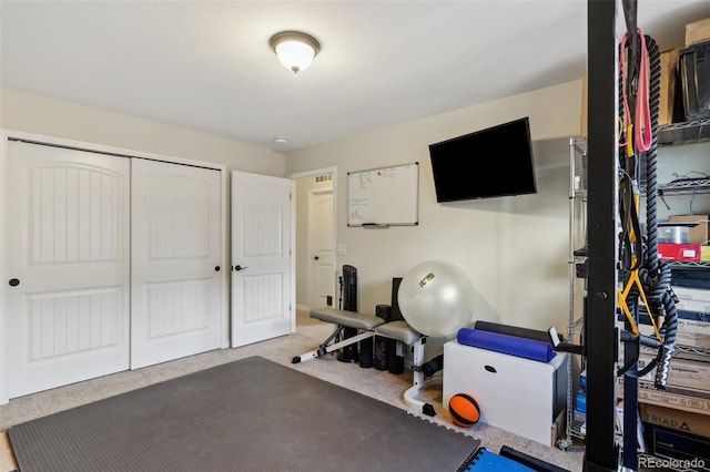 exercise room with carpet flooring