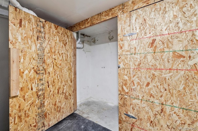 bathroom featuring unfinished concrete floors