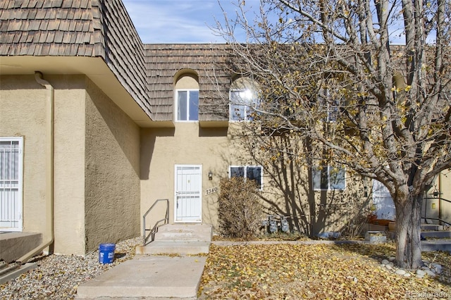 view of exterior entry featuring stucco siding