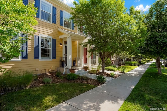 8427 E 35th Ave, Denver, CO 80238 - view of front facade featuring a front yard